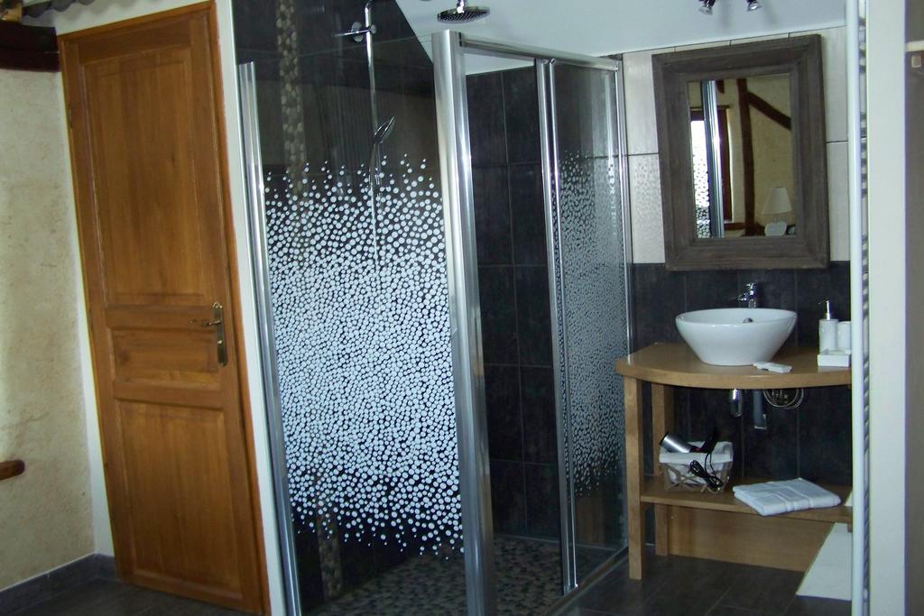 Les Hotes Du Lac, Chambres Et Tables D'Hotes Mandailles  Zimmer foto